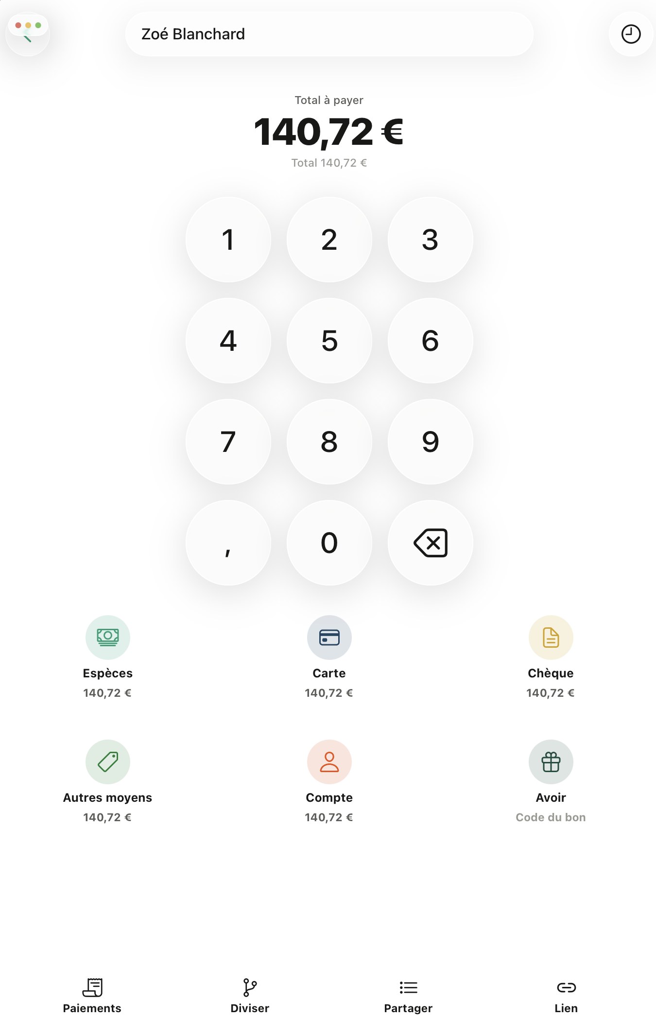 La pantalla de cobro de la caja Gillia en tableta: total a pagar, teclado numérico, medios de pago (efectivo, tarjeta, cheque, cuenta, abono) y botones Dividir, Compartir y Enlace