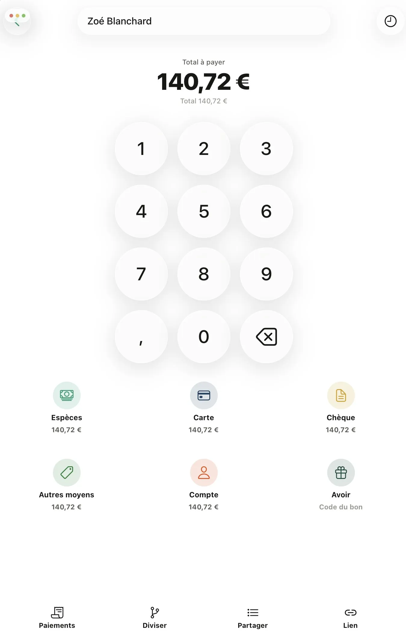 L'écran de paiement de la caisse Gillia sur tablette : total à payer, pavé numérique, moyens de paiement (espèces, carte, chèque, compte, avoir) et boutons Diviser, Partager et Lien
