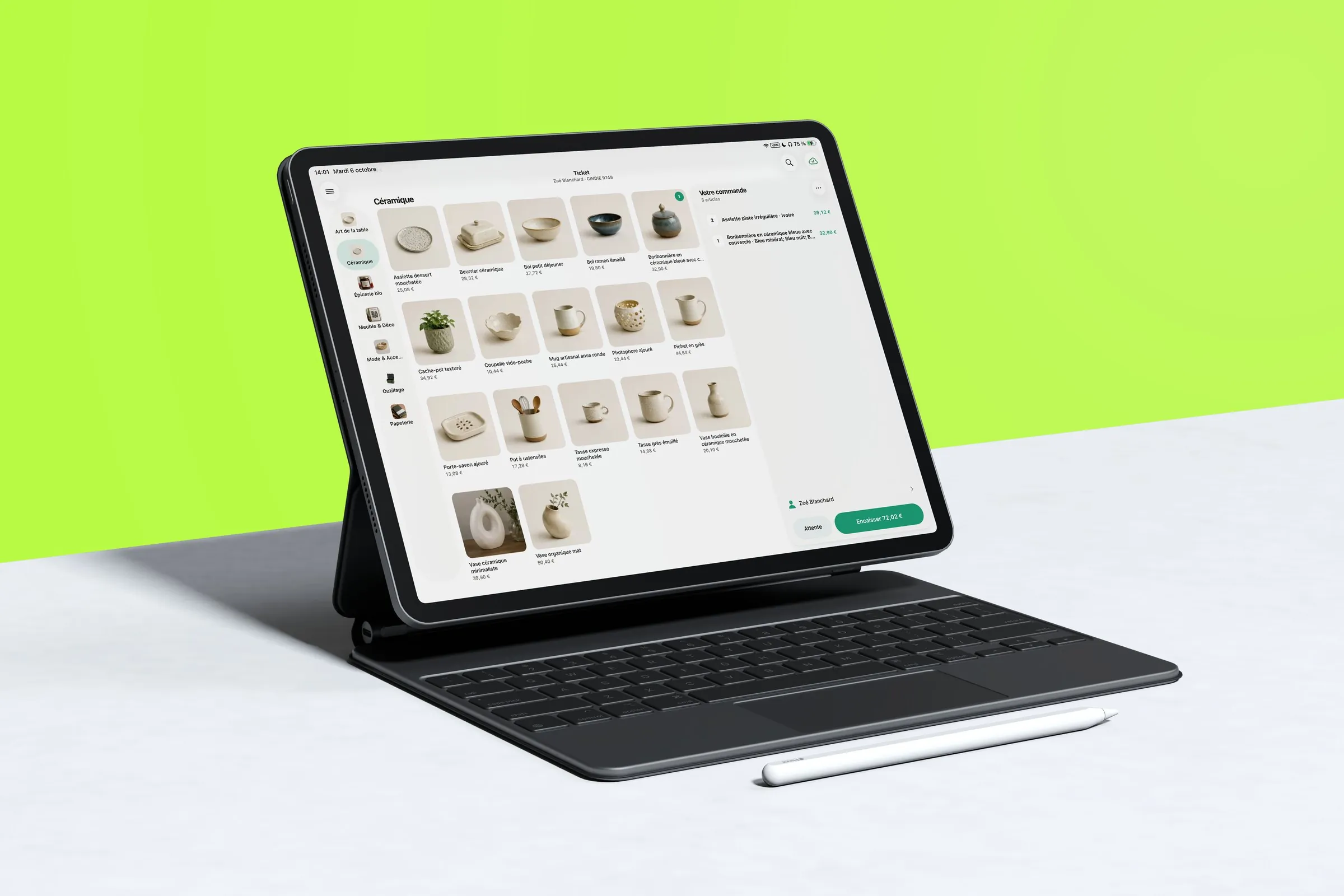 Une tablette avec clavier affiche la caisse Gillia : catalogue de céramique en grille et commande en cours avec le bouton « Encaisser »