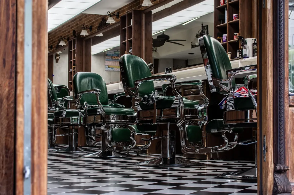 Rangée de fauteuils de coiffeur ou barbier dans un salon