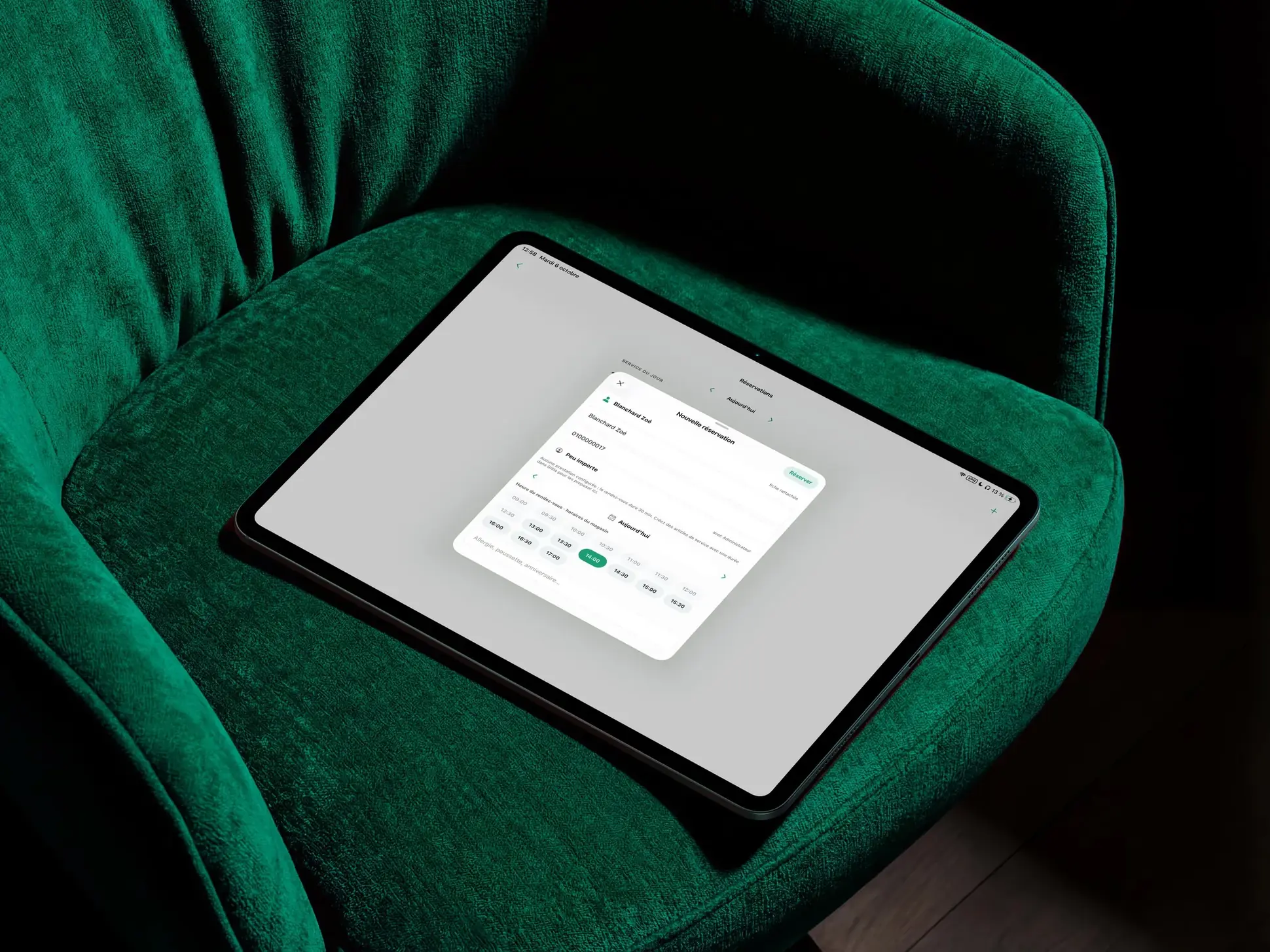 Une tablette posée sur un fauteuil vert affiche l'écran « Nouvelle réservation » de Gillia, avec le choix du créneau